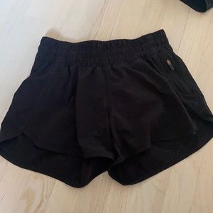 lululemon size 6 hotty hot shorts
